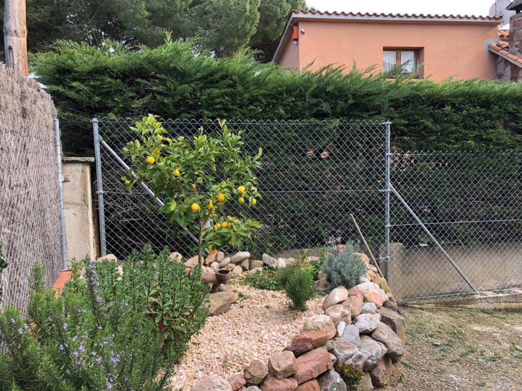 Malla metálica de simple torsión en muro